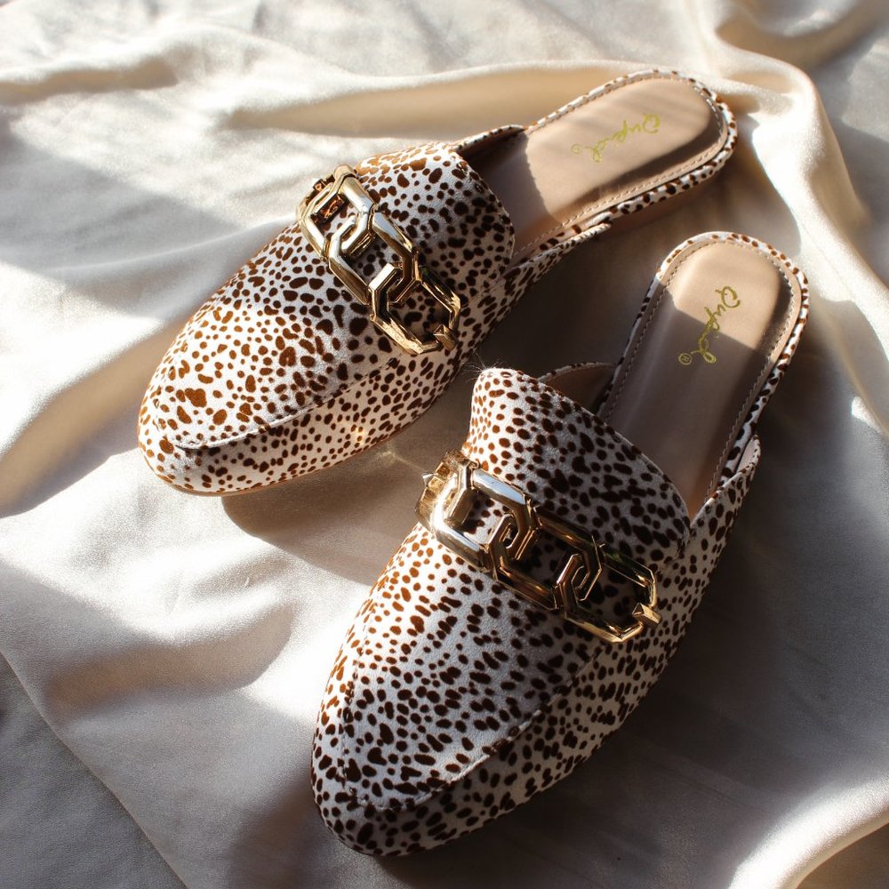 🚨FEW PAIRS LEFT// Leopard Print Chain Loafer Flat - Picture 2 of 6